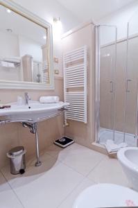 A bathroom at Hotel De Paris Sanremo