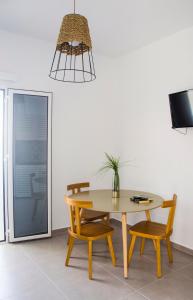 Televízia a/alebo spoločenská miestnosť v ubytovaní Ansi Studios & Apartments