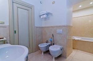 A bathroom at Hotel De Paris Sanremo