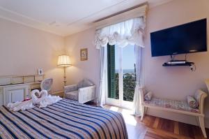 A bed or beds in a room at Hotel De Paris Sanremo