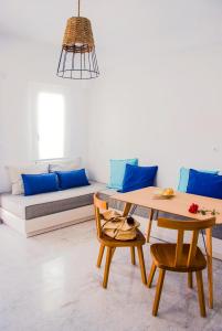 een woonkamer met een tafel en een bank bij Ansi Studios & Apartments in Almirida