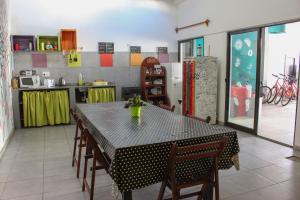 Kuchyň nebo kuchyňský kout v ubytování Hostel de los Colores
