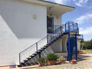 マリーナ・ディ・シーバリにあるCasa Vacanza Villa Idaの青い階段のある家