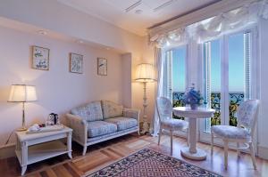 A seating area at Hotel De Paris Sanremo