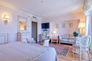A bed or beds in a room at Hotel De Paris Sanremo