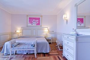 A bed or beds in a room at Hotel De Paris Sanremo