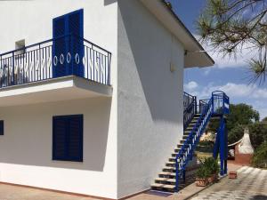 マリーナ・ディ・シーバリにあるCasa Vacanza Villa Idaの青い階段のある建物