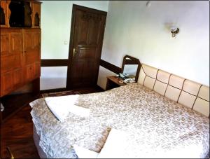 a bedroom with a bed and a wooden cabinet at Cakiroglu Konak in Safranbolu