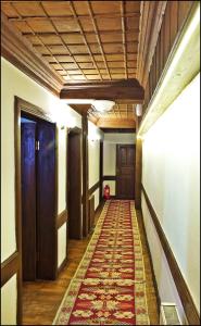an empty hallway with a rug on the floor at Cakiroglu Konak in Safranbolu