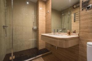 ein Badezimmer mit Waschbecken und Dusche in der Unterkunft Divi Apartments Martínez Montañes in Sevilla + 35 Fotos