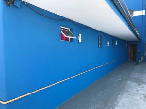 a blue wall with a window in a building at Hotel Orquídea -Rudge Ramos (Adults only) in São Bernardo do Campo