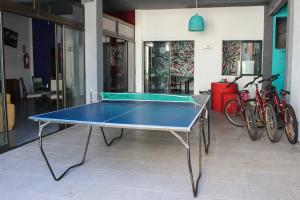 a ping pong table in a room with bikes at Hostel de los Colores in Piriápolis