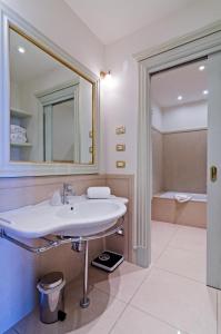 A bathroom at Hotel De Paris Sanremo