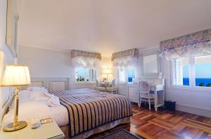 A bed or beds in a room at Hotel De Paris Sanremo