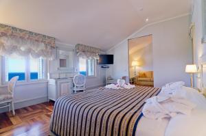 A bed or beds in a room at Hotel De Paris Sanremo