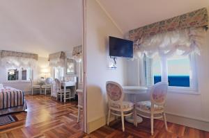 A bed or beds in a room at Hotel De Paris Sanremo