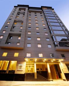 um edifício alto com escadas em frente em Land Plaza Hotel em Bahía Blanca