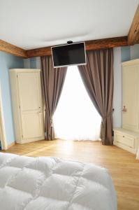 a bedroom with a bed and a tv on the ceiling at B&B 3409ft Aeroporto in Asiago
