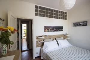 1 dormitorio con 1 cama con edredón azul y blanco en Terrazza Duomo, en Nápoles