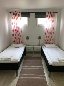 Postel nebo postele na pokoji v ubytování Fjord Apartments & Hostel Rooms