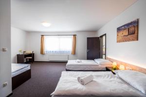 Postel nebo postele na pokoji v ubytování Hotel Na Farmě Choťovice