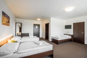 Postel nebo postele na pokoji v ubytování Hotel Na Farmě Choťovice