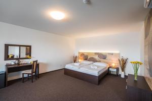 Postel nebo postele na pokoji v ubytování Hotel Na Farmě Choťovice