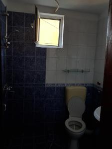 プリモルスコにあるGuest House Veselinaのバスルーム(トイレ付)、窓が備わります。