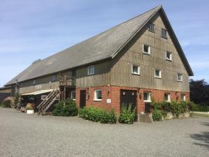 un granero grande con techo de gambrel en Bengtssons Loge, en Simrishamn