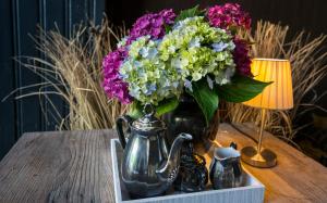 a vase of flowers sitting on top of a table at Gastenkamers UitGaanSlapen in Nieuwpoort