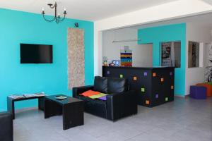 TV a/nebo společenská místnost v ubytování Hostel de los Colores
