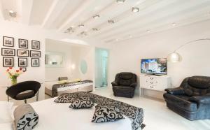 TV a/nebo společenská místnost v ubytování Royal Suites