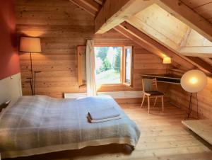 1 dormitorio con 1 cama en una casa de madera en Appartement Arolles, en Chamonix-Mont-Blanc