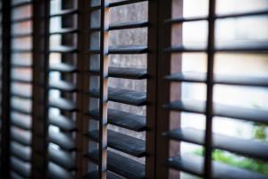 ein geschlossenes Fenster mit Fensterläden in der Unterkunft Gastenkamers UitGaanSlapen in Nieuwpoort