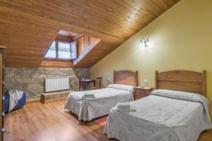 a bedroom with two beds and a fireplace at Apartamentos Blanca Senda del Oso in Páramo