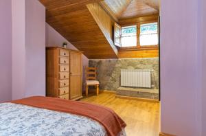 Ein Bett oder Betten in einem Zimmer der Unterkunft Apartamentos Blanca Senda del Oso