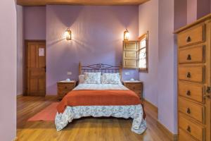 Ein Bett oder Betten in einem Zimmer der Unterkunft Apartamentos Blanca Senda del Oso
