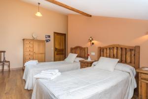 Ein Bett oder Betten in einem Zimmer der Unterkunft Apartamentos Blanca Senda del Oso