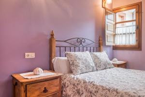 Ein Bett oder Betten in einem Zimmer der Unterkunft Apartamentos Blanca Senda del Oso