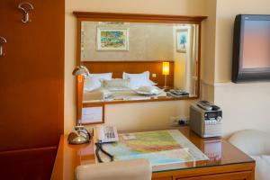 Postel nebo postele na pokoji v ubytování Royal Suites