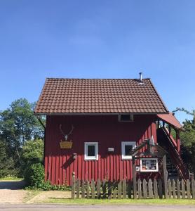 ザンクト・アンドレーアスベルクにあるFischer Hütteの赤い納屋