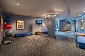 una sala de espera con muebles azules y una columna en Magnolia Hotel Downtown Dallas en Dallas