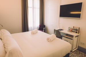 a hotel room with a bed with towels on it at Hotelet Casa Padró in Manresa