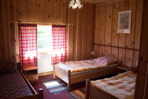 1 dormitorio con 2 camas y ventana en Agroturystyka Kociewiak, en Szteklin