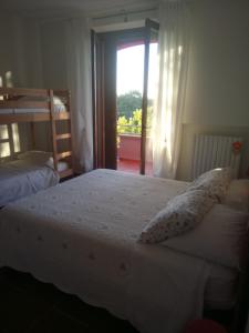Civitanova AltaにあるBelle Marcheのベッドルーム1室(ベッド2台、窓付)