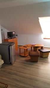 ein Wohnzimmer mit einem Tisch und einem TV in der Unterkunft Casa Borcean in Sasca Montană