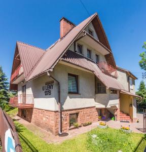 una casa con un techo de metal encima en U Leny en Bukowina Tatrzańska