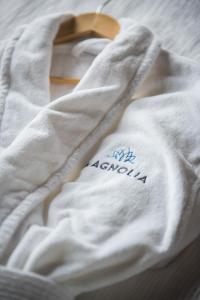 Una camisa blanca con la palabra amazona. en Magnolia Hotel Downtown Dallas en Dallas