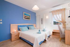 um quarto com uma cama, uma secretária e uma janela em Olive Garden Villas and Apartments em Chrysi Ammoudia