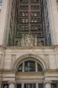 ein Gebäude mit einer Statue drauf in der Unterkunft Magnolia Hotel Downtown Dallas in Dallas